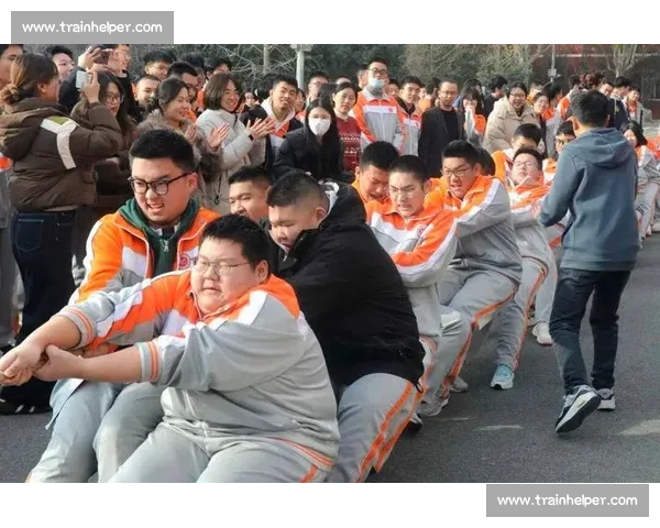 拔河比赛激烈开场 同学们奋勇争先 展现团结与拼搏的精神